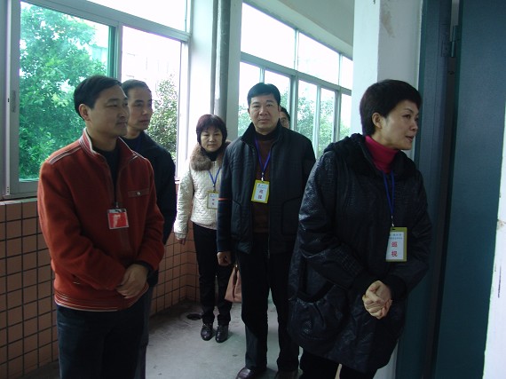 教育局副局長陳紅巡視考點