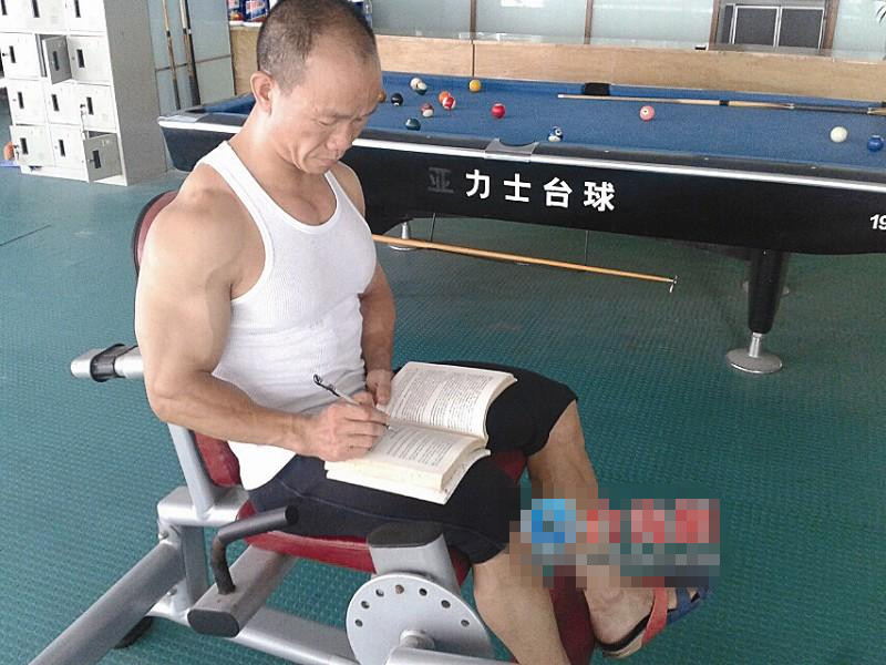 健身房“自強(qiáng)哥” 自學(xué)11年拿下法律自考本科