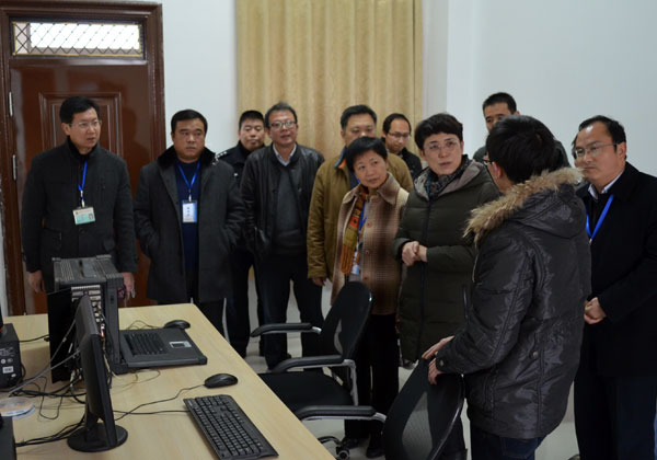 巡視領(lǐng)導(dǎo)正在查看考點(diǎn)視頻監(jiān)控，聽(tīng)取工作人員匯報(bào)