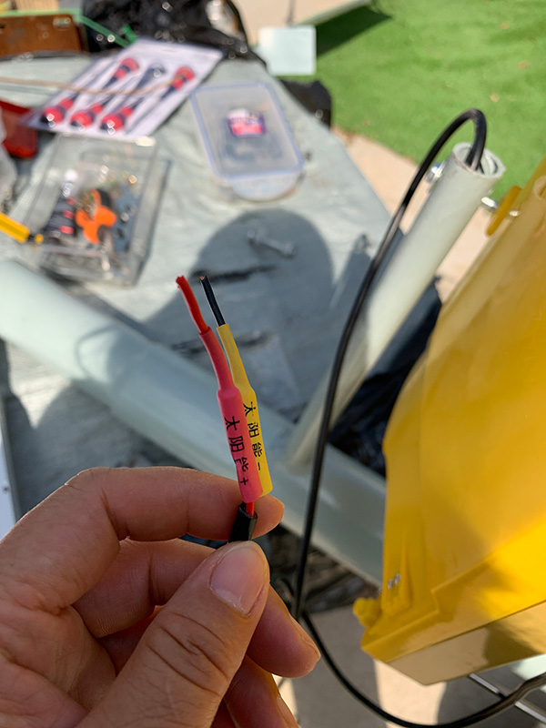 大型高桿太陽能殺蟲燈安裝現(xiàn)場圖片