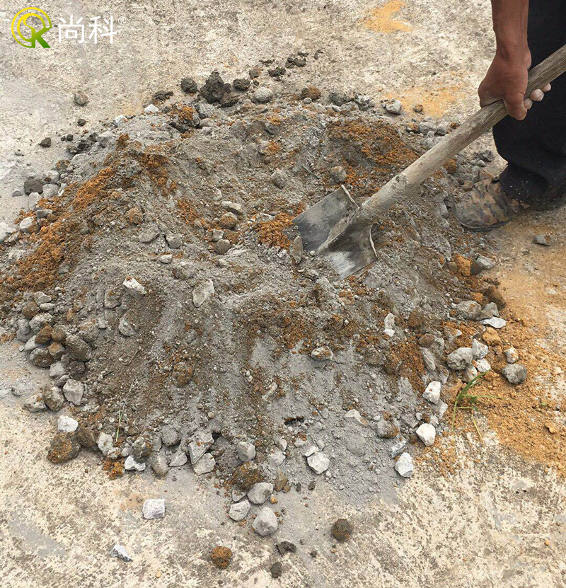 立桿太陽能殺蟲燈地基地籠安裝-攪拌水泥圖 立桿太陽能殺蟲燈地基地籠安裝-攪拌水泥圖