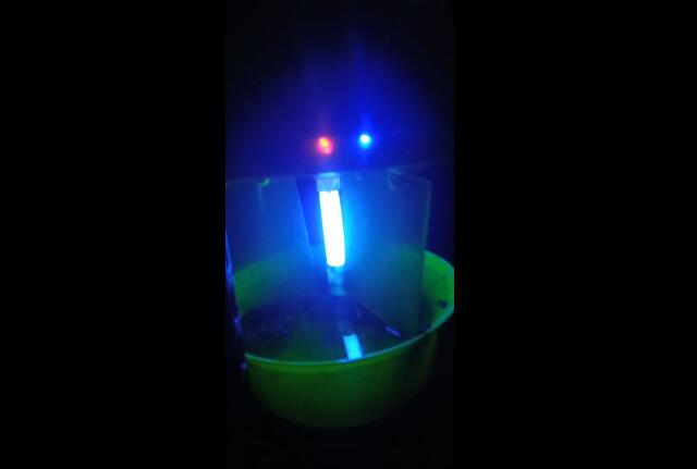 太陽能殺蟲燈夜間工作發出是藍紫光